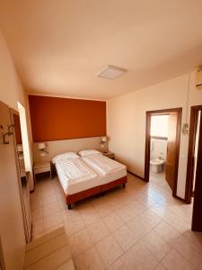 a bedroom with a bed and a bathroom at Hotel e Ristorante Cassone in Malcesine