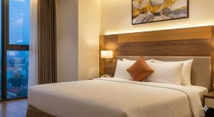 a hotel room with a large bed and a window at Con Vanh Hotel in Bằng Viên +4 photos