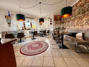 a living room with a table and chairs and a rug at Hotel Kraus - Zentral in Bielefeld-Heepen, Gratis Parken, 24h Self Check-in in Bielefeld