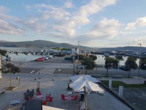 vistas a un puerto deportivo con sillas y sombrilla en Ave del Mar, en Camariñas