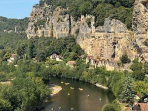 a river with a bunch of boats in it at La Terrasse sur La Roque-Gageac in Vézac +50 photos