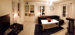 sala de estar con sofá y mesa en Haga gård och Stall, en Herräng