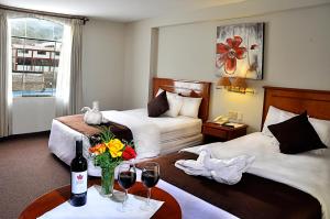 Habitación de hotel con 2 camas y 2 copas de vino en Casona Plaza Hotel Puno, en Puno 37 fotos más