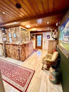 a living room with wooden floors and a large screen at Hotel Kraus - Zentral in Bielefeld-Heepen, Gratis Parken, 24h Self Check-in in Bielefeld
