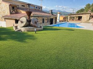 a yard with a swimming pool and a house at Faro de Gredos in Arenas de San Pedro