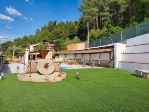 a large yard with a fountain in the middle of it at Faro de Gredos in Arenas de San Pedro