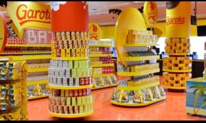 a grocery store aisle with shelves of food and drinks at Hospedagem do TCHÊ in Vila Velha