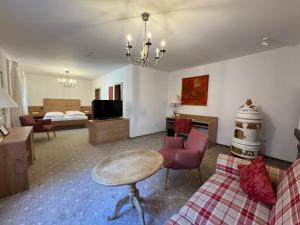 a living room with a couch and a table at Hotel Spiegel Garni in Lindau