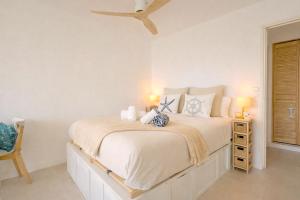 a bedroom with a large bed with two lamps on it at Vue mer & terrasse Studio calme parking St Raphaël in Saint-Raphaël