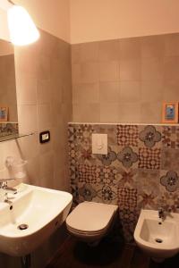 A bathroom at Le Dame Della Cortesella B&B