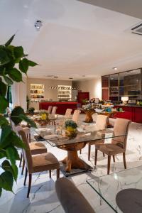 a large dining room with a table and chairs at Villa Minieri Resort & SPA in Nola