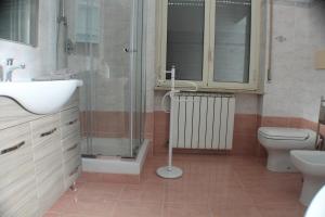 a bathroom with a shower and a sink and a toilet at Camera confortevole tra Roma e Ostia in Acilia