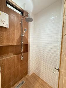 a shower stall in a bathroom with wooden walls at ชรัส รีสอร์ท เกาะล้าน in Ko Larn