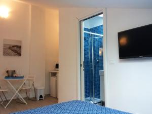 モンテジルヴァーノにあるAttic Designのベッドルーム1室(ベッド1台付)、スライド式ガラスドアが備わります。
