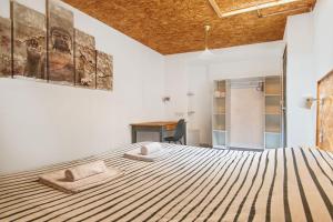 a bedroom with a bed with two towels on it at Grand appartement spacieux au centre de Chambéry, gare à pied in Chambéry