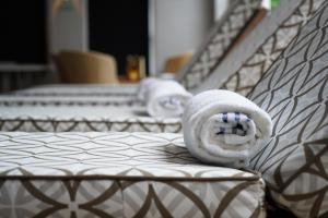 Postel nebo postele na pokoji v ubytování Noel Arms - "A Bespoke Hotel"