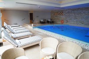 Bazén v ubytování Noel Arms - "A Bespoke Hotel" nebo v jeho okolí