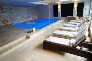 Bazén v ubytování Noel Arms - "A Bespoke Hotel" nebo v jeho okolí