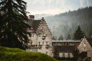 duży kamienny budynek z górą w tle w obiekcie Das Kranzbach w mieście Krün