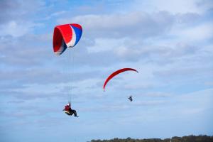 Due persone volano aquiloni nel cielo di Pueblo Barrancas a La Pedrera