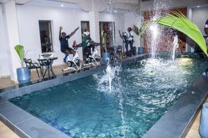 a group of people doing exercises in front of a fountain at Résidence PLAZZAET OUAGA 2000 in Ouagadougou