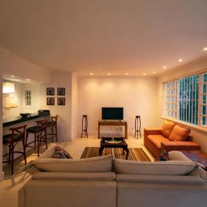 a living room with two couches and a television at Casa Aconchegante com Vista pertinho do Centro Histórico in Petrópolis