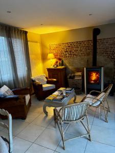 a living room with a fireplace and a couch at La Suite du 12 Maison d hôtes in Brie