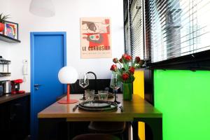 a room with a desk with a blue and green door at Le Quai Verrière in Belfort