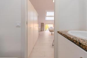 ein weißes Badezimmer mit Waschbecken und Badewanne in der Unterkunft Still Loft in Coslada