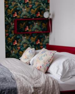 a bedroom with a bed with pillows and a wallpaper at Familia in Český Krumlov