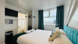 a small bedroom with a bed and a window at Town Lodge in Newquay