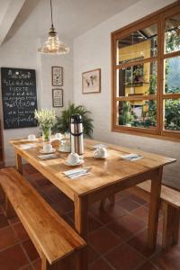 a wooden table with a coffee maker on top of it at Villa Luz Hotel in Silvia