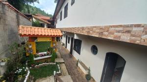 an overhead view of a building with a garden at Pousada Girar do Sol in Nova Friburgo