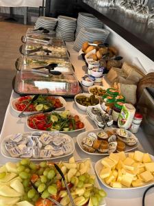 ein Buffet mit vielen verschiedenen Speisen in der Unterkunft Hotel Efcannos in Vechelde