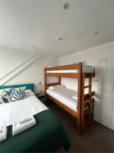a bedroom with two bunk beds in a room at Town Lodge in Newquay