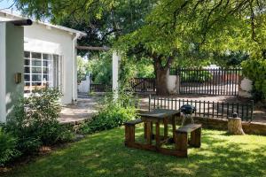 a picnic table and bench in the yard of a house at 7 On Grey Guesthouse in Colesberg