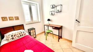 a bedroom with a red bed and a desk at Almarea Corallo - villa a 300m dalla spiaggia con parcheggio - Polignano a Mare in Polignano a Mare