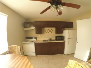 eine Küche mit einem Deckenventilator und einem weißen Kühlschrank in der Unterkunft Sherman Inn in Sherman