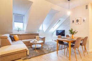 a living room with a couch and a table at Klimatyzowane Apartamenty Miedź i Miód in Bytom Odrzański