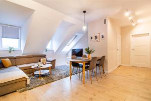 a living room with a couch and a table at Klimatyzowane Apartamenty Miedź i Miód in Bytom Odrzański
