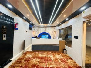 an office lobby with a reception desk and a rug at Hotel Manjit Banquet in Fālākāta +16 photos