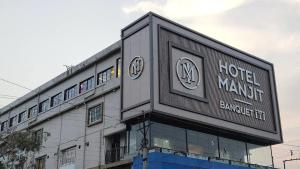 a building with a hotel market sign on it at Hotel Manjit Banquet in Fālākāta