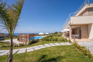 a villa with a view of the ocean at Villa Adele con piscina privata vicino Tropea - per 16 persone in Torre Marino