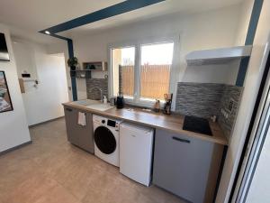 a kitchen with a sink and a stove top oven at Super studio aux portes de Bordeaux ! in Gauriaguet