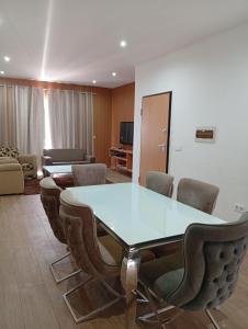 a conference room with a table and chairs at T&S Guest House in Praia