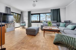 a living room with a couch and a table at Stilvoller Bauhaus Bungalow mit Sauna in Lüneburger Heide für 8 Gäste in Wohlendorf
