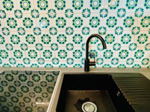 a sink with a faucet in a kitchen at Stilvoller Bauhaus Bungalow mit Sauna in Lüneburger Heide für 8 Gäste in Wohlendorf +28 photos