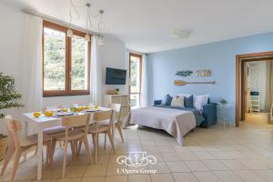 a living room with a table and a bed at Méa Mare Apartment - L'Opera Group in Riomaggiore