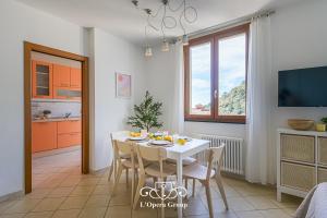 a kitchen and dining room with a white table and chairs at Méa Mare Apartment - L'Opera Group in Riomaggiore