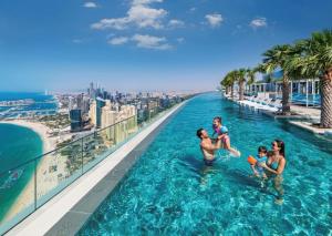 Save 30% |Family Staycation – Kids Go Free | Complimentary Dinner + Breakfast & Access to the World’s Highest Infinity Pool with 2PM Check-in & 2PM Check-out